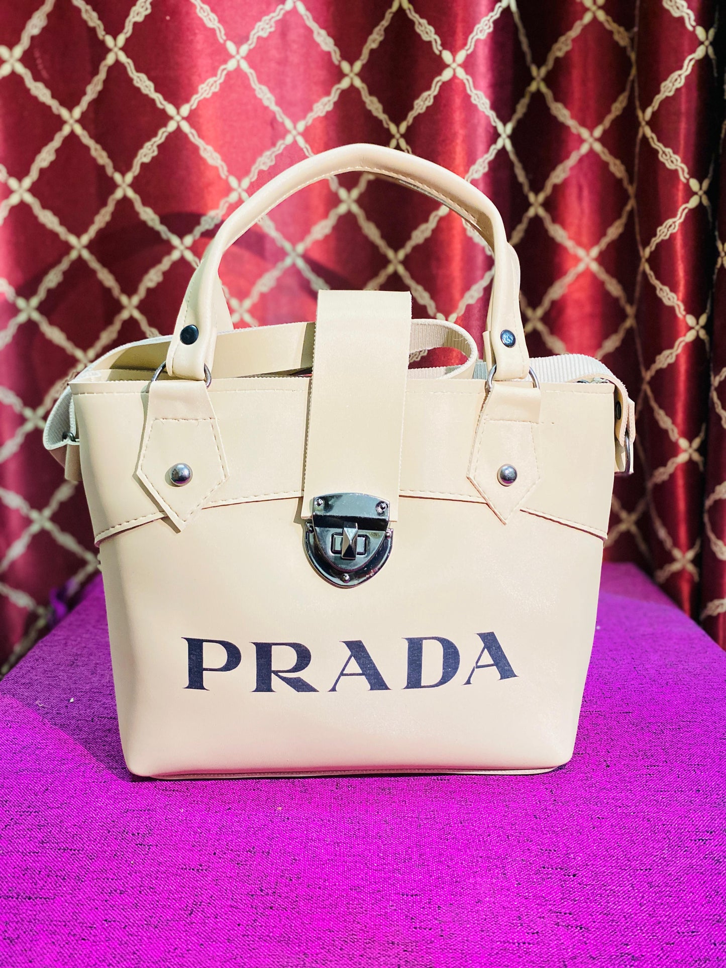 Trendy Crossbody Bag for Girls – Small & Lightweight Design, Stylish Leather Look for Daily Use"